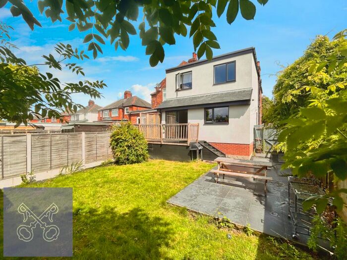 4 Bedroom Semi-Detached House For Sale In Cottingham Road, Hull, HU5