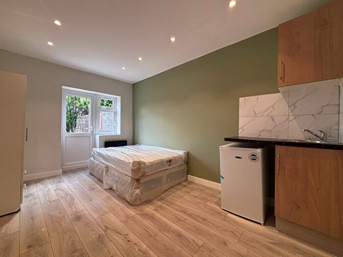 End Of Terrace House To Rent In Lime Grove, Guildford, GU1