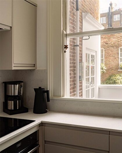 2 Bedroom Flat To Rent In Beaufort Gardens, Chelsea, SW3