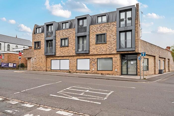 2 Bedroom Flat For Sale In Camberley, Surrey, GU15