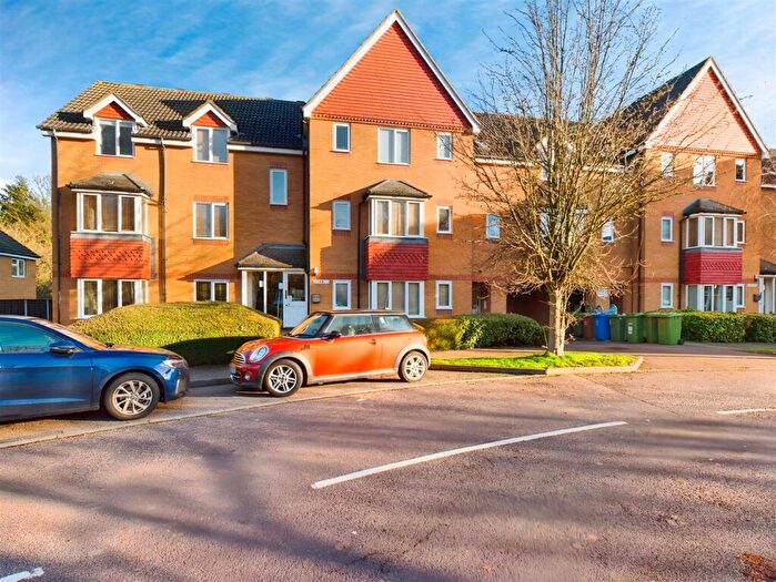 2 Bedroom Flat To Rent In Redoubt Close, Grove Road, Hitchin, SG4