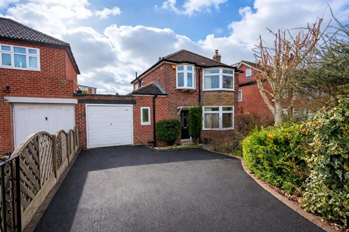 3 Bedroom Link Detached House For Sale In The Avenue, Alwoodley, LS17