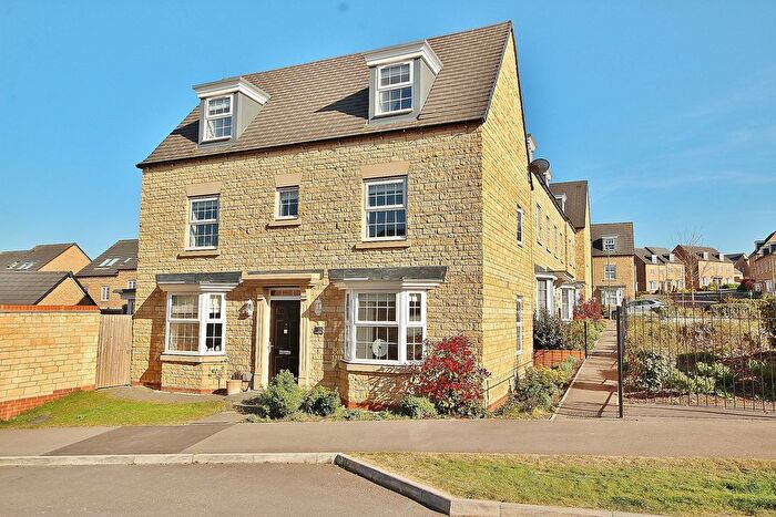 4 Bedroom Detached House For Sale In Woodpecker Way, Witney, OX28