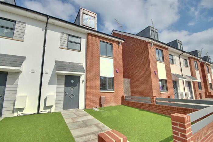 4 Bedroom Semi-Detached House To Rent In Moneyfield Avenue, Portsmouth, PO3