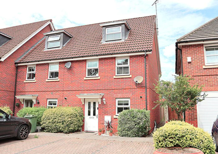 3 Bedroom End Of Terrace House For Sale In Haskins Gardens, Farnborough, GU14