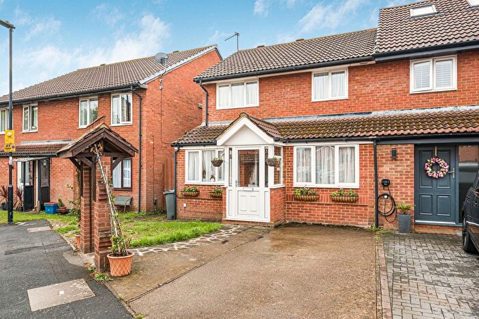 3 Bedroom Semi Detached House For Sale In Thatchers Way, Isleworth, TW7