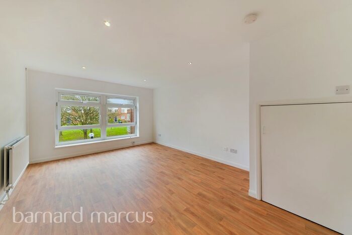 2 Bedroom Flat To Rent In Pert Close, London, N10