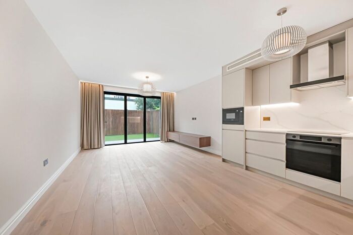 3 Bedroom Flat To Rent In Hampstead Gardens, Temple Fortune, NW11