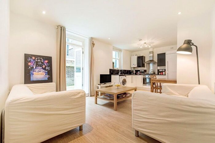 3 Bedroom Flat To Rent In Clifton Mansions, SW9