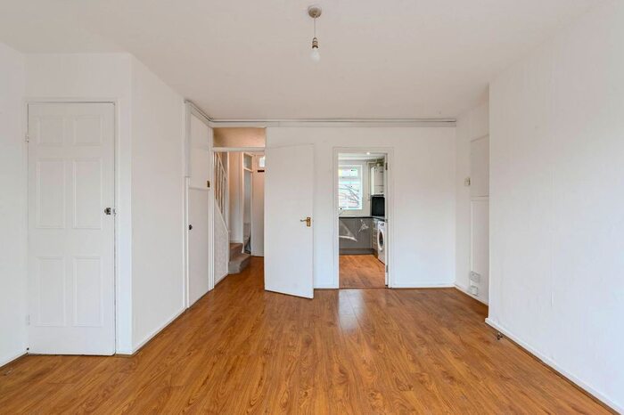 2 Bedroom Maisonette To Rent In Field Court, Hillmarton Conservation Area, London, N7