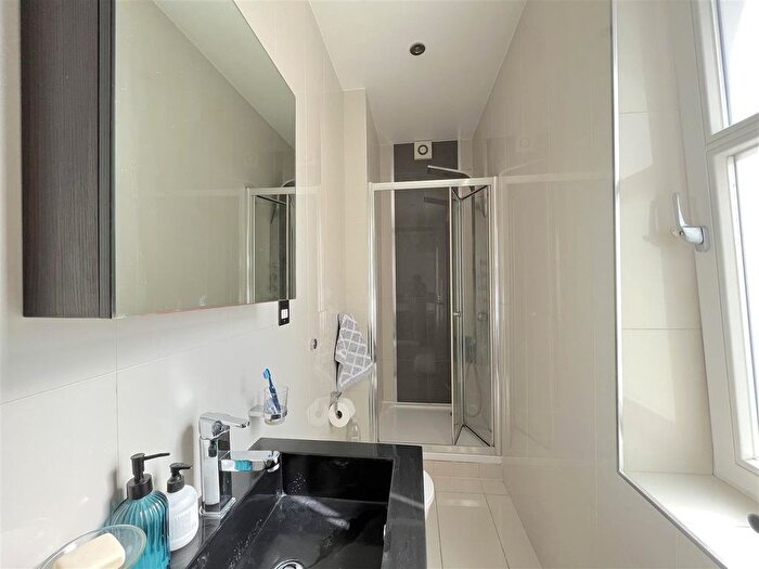 2 Bedroom Flat To Rent In Crescent Road, London, N8