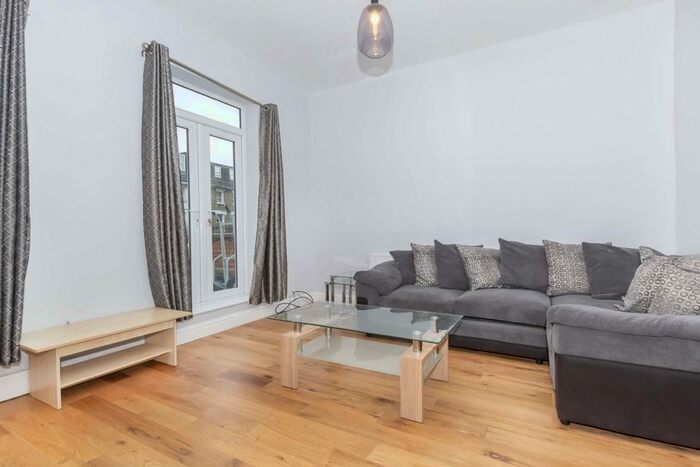 2 Bedroom Flat To Rent In Uxbridge Road, London, W12