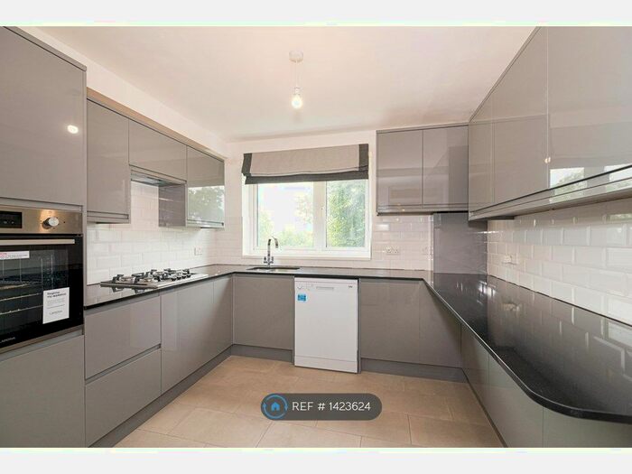 2 Bedroom Flat To Rent In Osborne House, London, SW19
