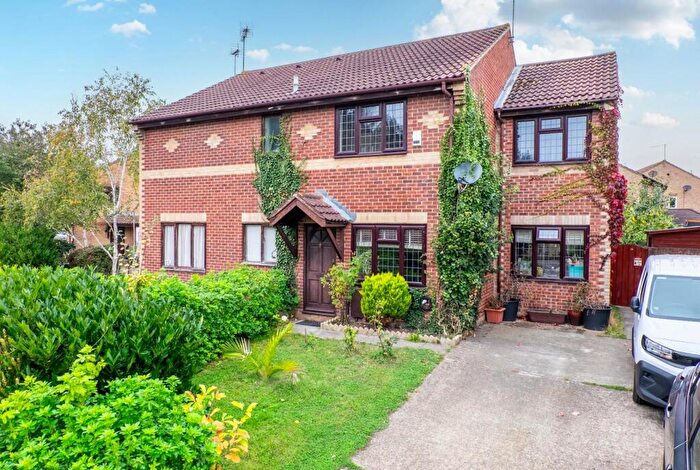 3 Bedroom Semi Detached House For Sale In Worcester Park, Greenhithe, DA9