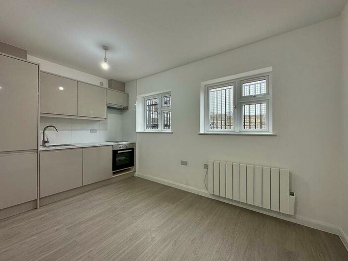Apartment To Rent In Back Lane, Romford, RM6