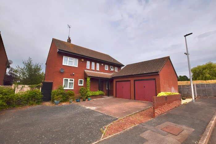 4 Bedroom Detached House To Rent In Gwynne Park Avenue, Woodford Green, Essex, IG8