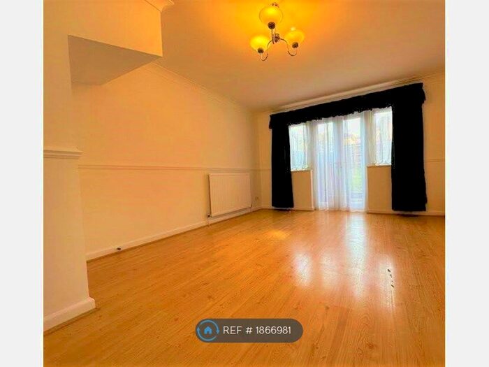 2 Bedroom End Of Terrace House To Rent In Swynford Gardens, London, NW4