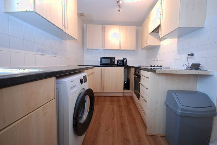 3 Bedroom Flat To Rent In Stonhouse Street, London, SW4