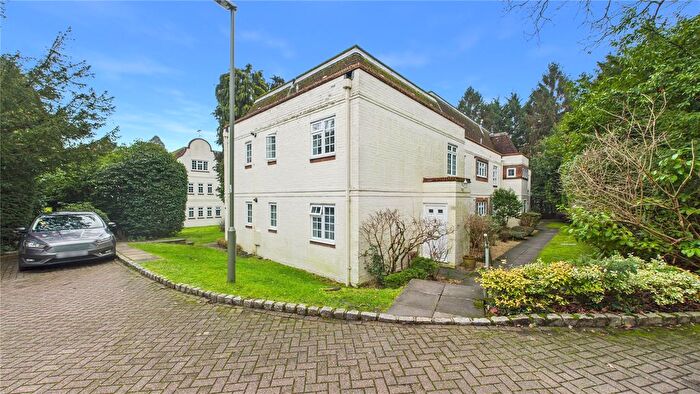 1 Bedroom Flat For Sale In Lightwater, Surrey, GU18