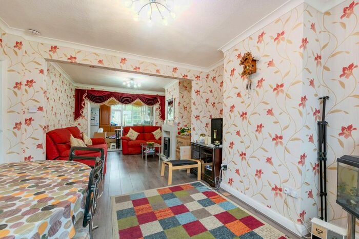 3 Bedroom End Of Terrace House To Rent In Kingston Avenue, Sutton, SM3