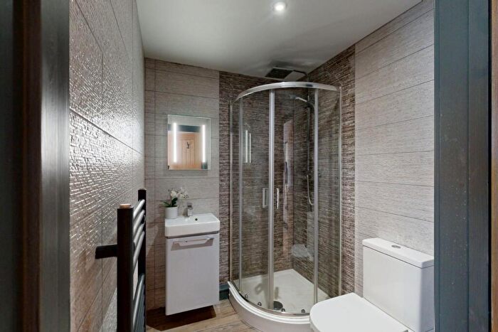 6 Bedroom Apartment To Rent In Hoods Hideout, - Houndsgate, NG1