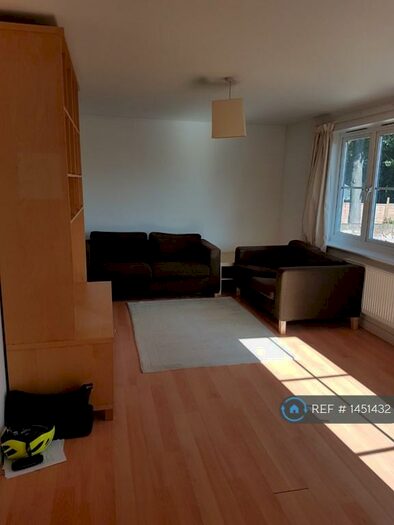 2 Bedroom Flat To Rent In Pascal Mews, London, SE19