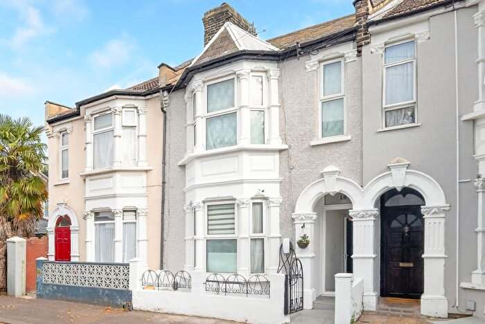 3 Bedroom Flat For Sale In Washington Avenue, London, E12