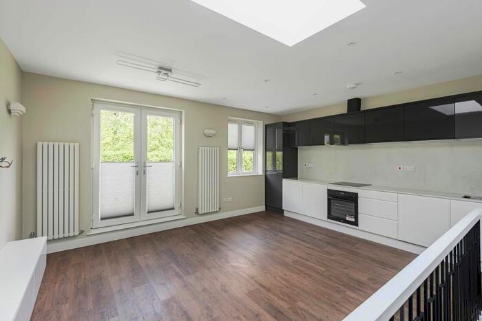 1 Bedroom Flat To Rent In North Approach, Moor Park Estate, Northwood, HA6