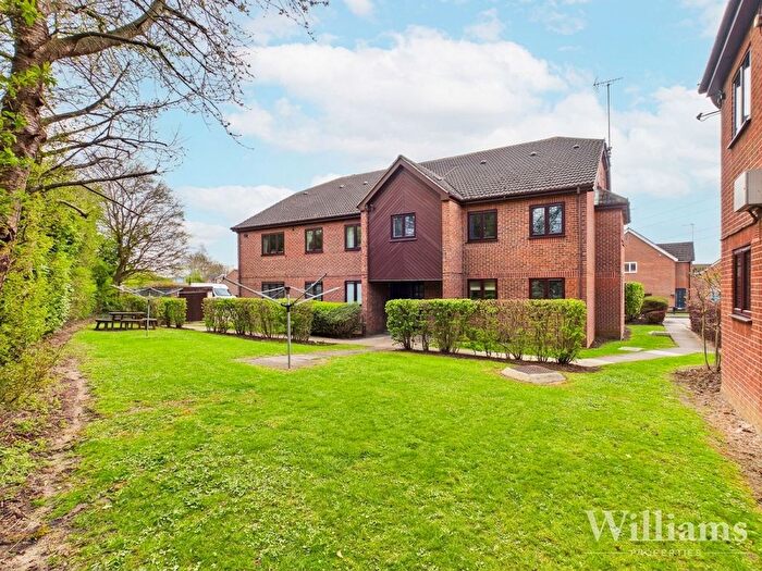 1 Bedroom Flat For Sale In Dormer Close, Aylesbury, HP21