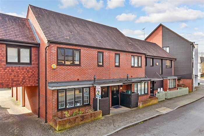 3 Bedroom End Terrace House For Sale In Hawley Drive, Leybourne, West Malling, Kent, ME19
