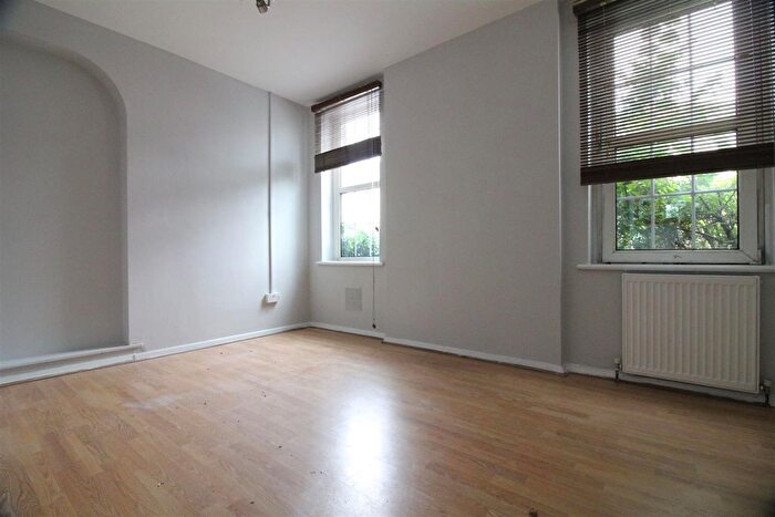 3 Bedroom Flat To Rent In Clifton Road, Isleworth, TW7