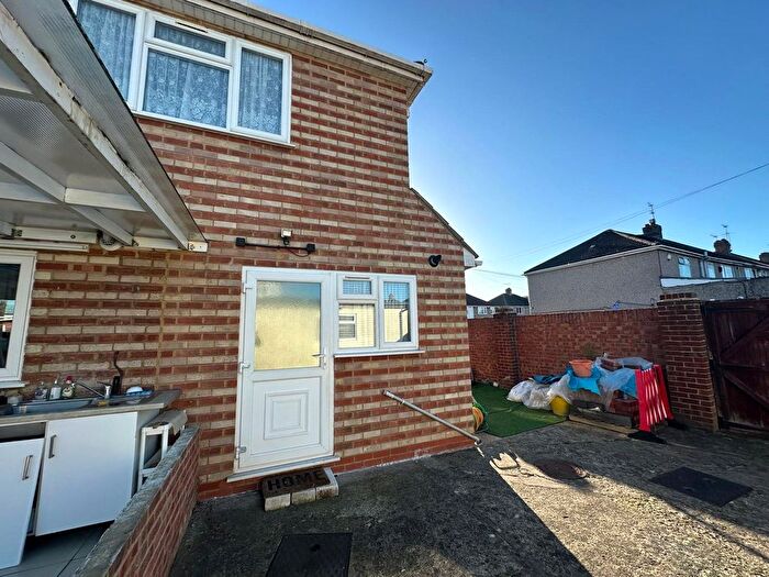 1 Bedroom Flat To Rent In Yeading Gardens, Hayes, Greater London, UB4