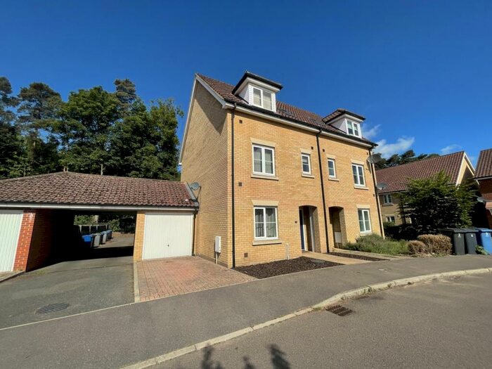 4 Bedroom Semi-Detached House To Rent In Mildenhall, IP28