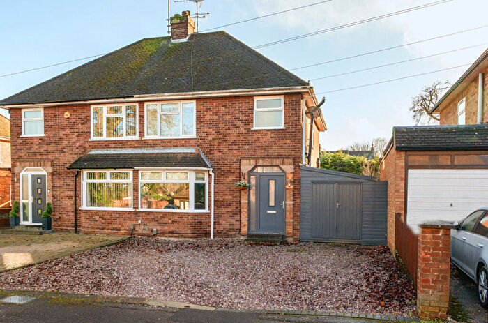 3 Bedroom Semi Detached House For Sale In Hawthorn Close, Dunstable, Bedfordshire, LU6