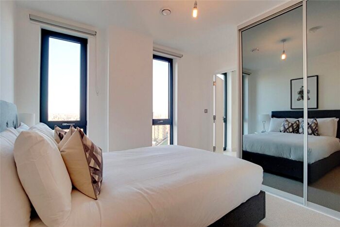 2 Bedroom Apartment To Rent In Roosevelt Tower, Williamsburg Plaza, E14