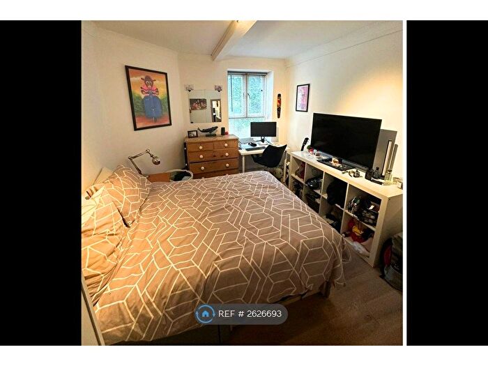 3 Bedroom Flat To Rent In New Park Road, London, SW2
