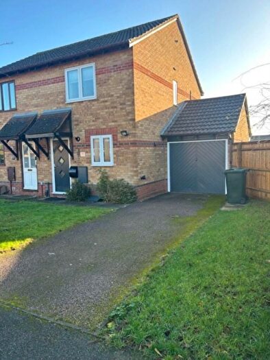 Semi-Detached House To Rent In Spruce Drive, Bicester, OX26