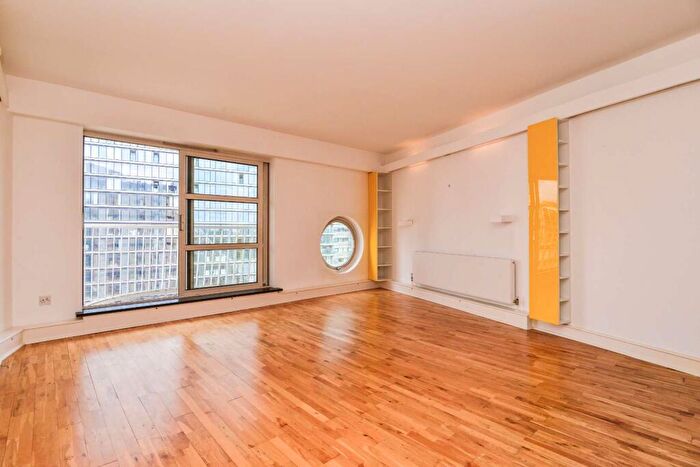 2 Bedroom Flat To Rent In Cascades Tower, Canary Wharf, London, E14