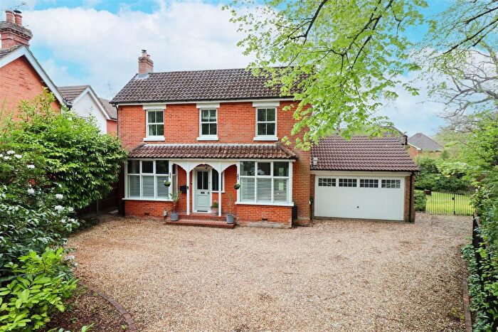 4 Bedroom Detached House For Sale In Aldershot Road, Fleet, GU51
