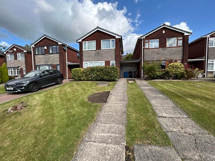 4 Bedroom Link Detached House For Sale In Kensington Avenue, Oldham, OL9