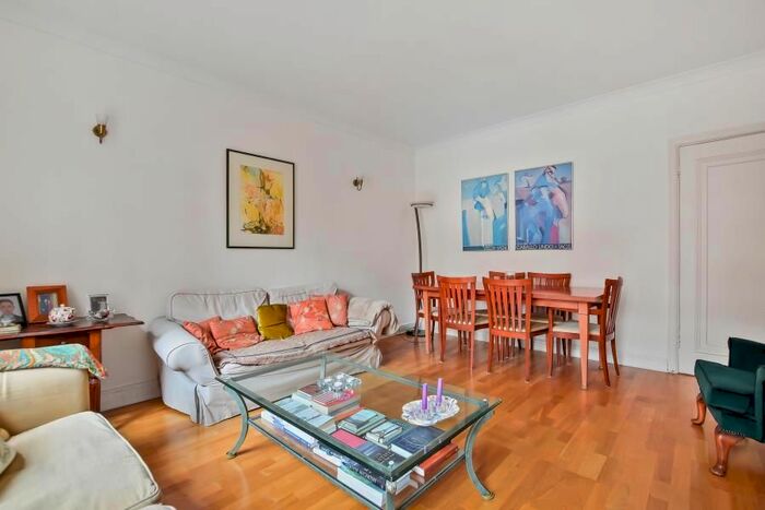 2 Bedroom Flat To Rent In Oakwood Court, Holland Park, London, W14