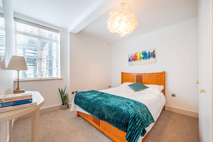 1 Bedroom Flat To Rent In Hatherley Grove, Westbourne Grove, London, W2