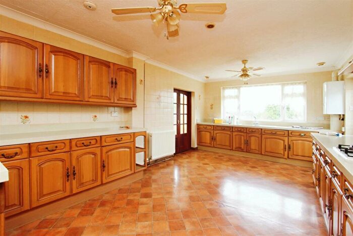 3 Bedroom Bungalow For Sale In Keycol Hill, Bobbing, Sittingbourne, ME9