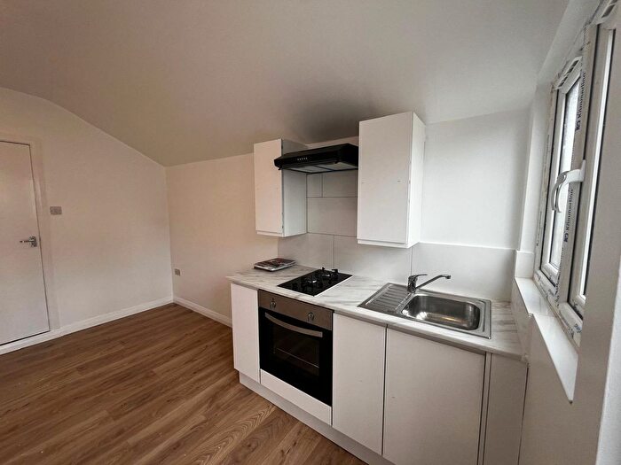 Studio To Rent In Romford, RM6