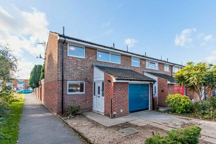 3 Bedroom Semi-Detached House To Rent In Beaufort Close, Bicester OX26