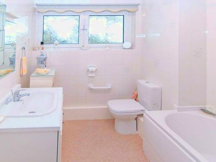 2 Bedroom Apartment To Rent In Palma Court, Wharncliffe Road, Highcliffe, BH23