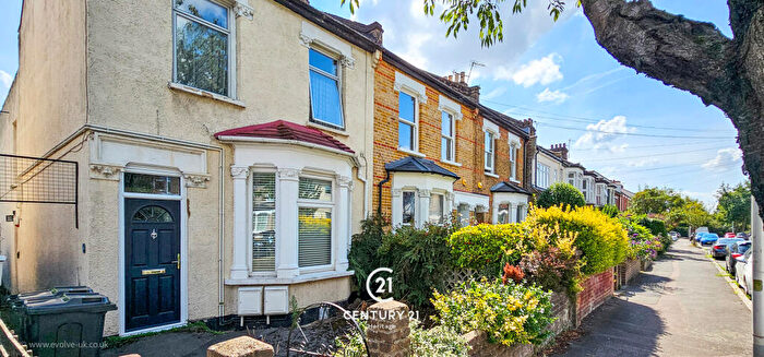 2 Bedroom Flat For Sale In Stanley Road, South Woodford, London, E18