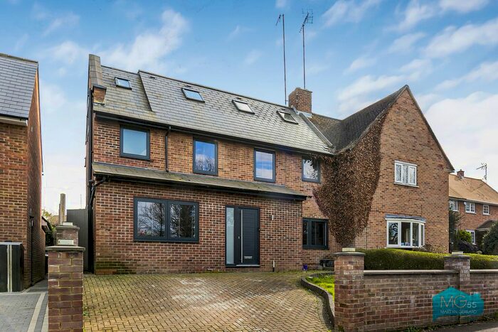 4 Bedroom Semi-Detached House To Rent In Glenbrook South, Enfield, London, EN2