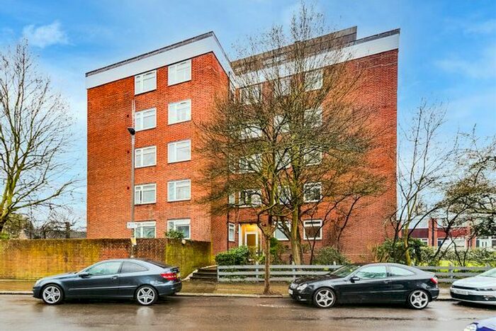 2 Bedroom Flat To Rent In Brett House, Putney Heath Lane, SW15