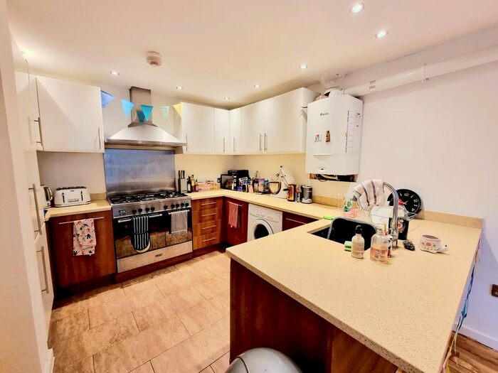 3 Bedroom Flat To Rent In St John's Way, Archway, N19